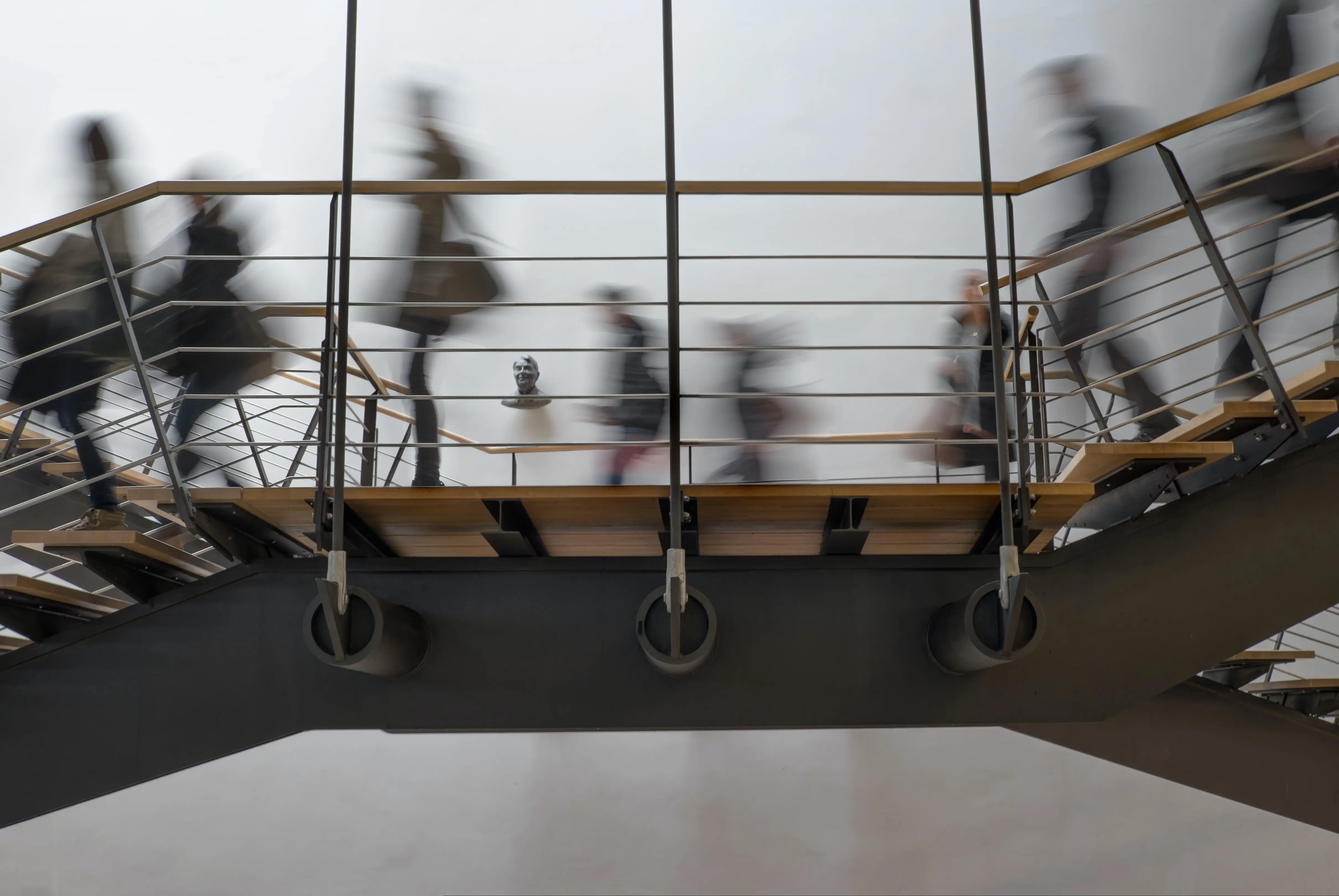personas+escaleras+movimiento COMPRIMIDA